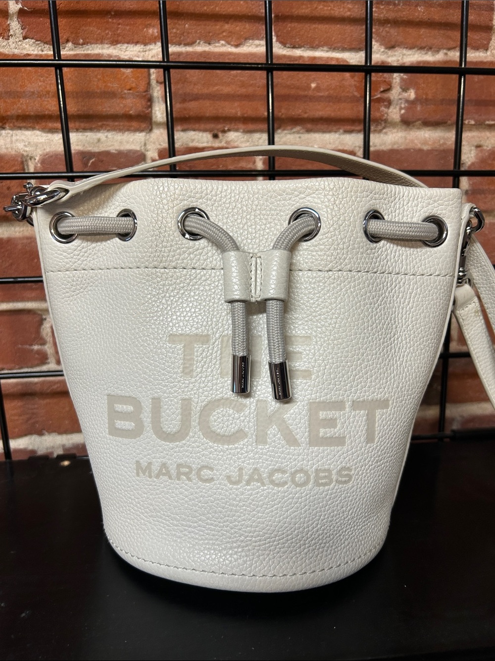 Marc Jacobs The Bucket Leather Drawstring Bag in Off-White